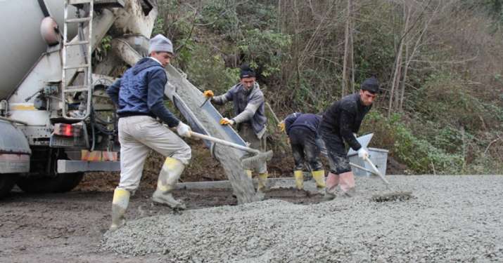 Çamlık - Bozalan - Yaylacık Grup Yolunda beton yol çalışması