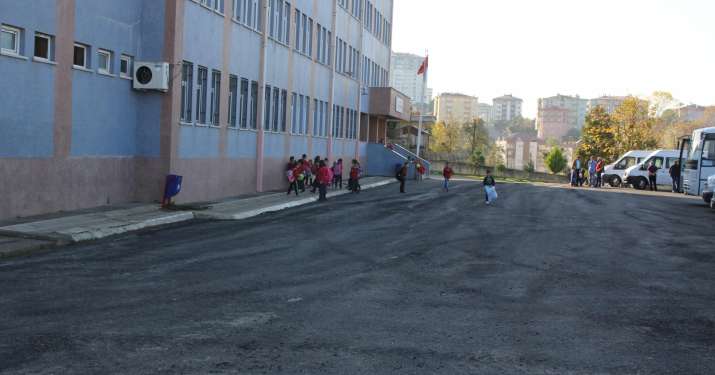 Büyükliman İlkokulu bahçesinde asfaltlama çalışması